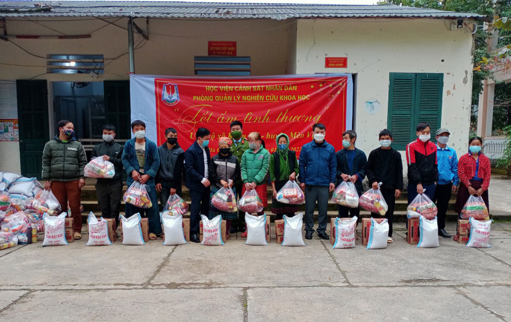 Phòng Quản lý NCKH trao quà cho các hộ gia đình khó khăn tại xã Khâu Vai, huyện Mèo Vạc, tỉnh Hà Giang