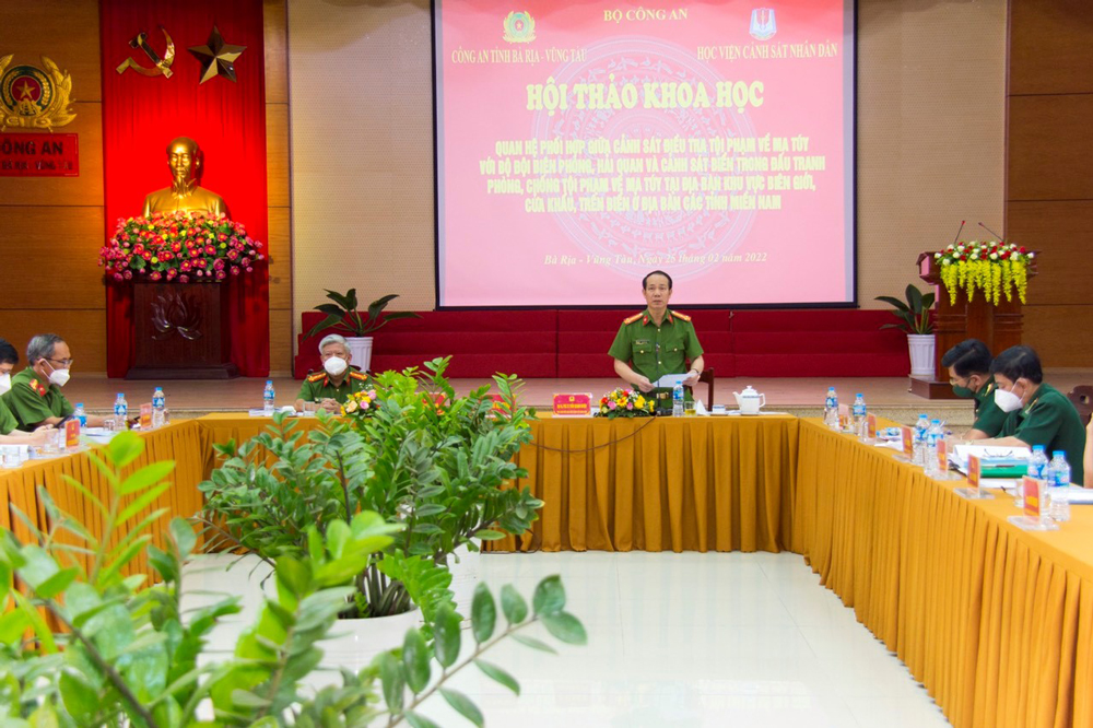 Đại tá, PGS.TS Trần Quang Huyên - Phó Giám đốc Học viện CSND kết luận tại Hội thảo khoa học