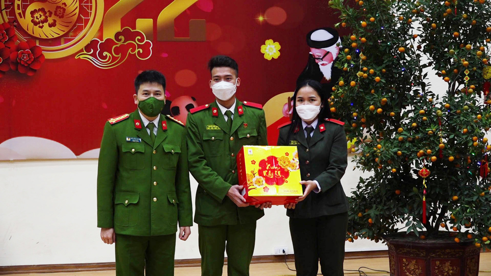 Đại tá, PGS. TS Trần Hồng Quang, Phó Giám đốc Học viện trao quà động viên học viên trực tết tại Học viện
