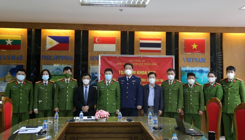 Đại tá, PGS.TS Trần Hồng Quang, Phó Giám đốc Học viện và các đại biểu tham dự Tọa đàm khoa học