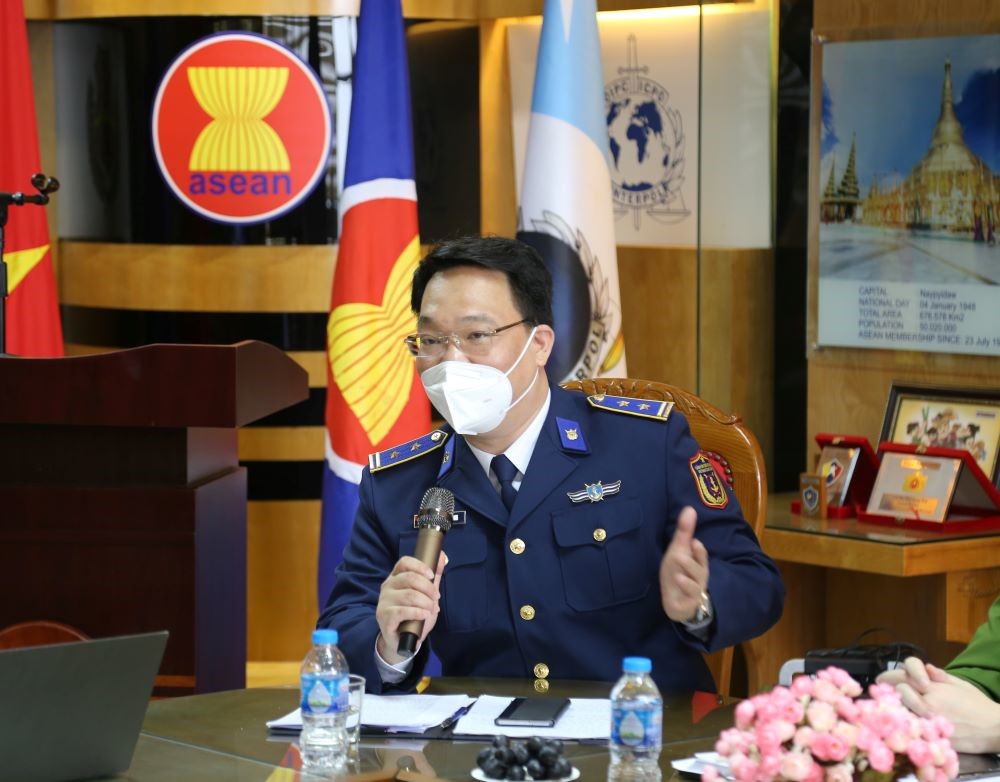 Trung tá Nguyễn Mạnh Linh - Phó trưởng phòng Phòng chống tội phạm vi phạm pháp luật, Cục Nghiệp vụ pháp luật, Bộ Tư lệnh Cảnh sát biển phát biểu tại Tọa đàm