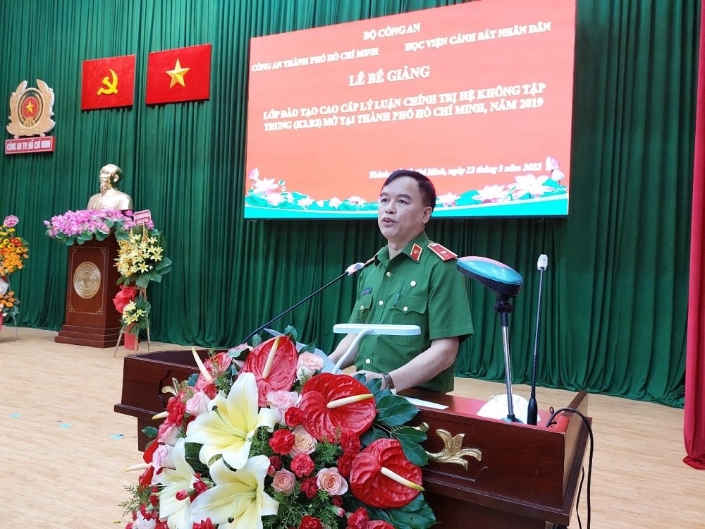 Thiếu tướng, GS. TS Nguyễn Đắc Hoan - Phó Giám đốc Học viện CSND phát biểu bế giảng lớp học