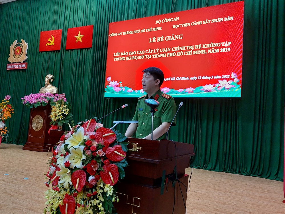 Trung tá, TS Nguyễn Quang Huy - Phó Trưởng phòng QLĐT và BDNC công bố quyết định cấp bằng tốt nghiệp và quyết định khen thưởng của Giám đốc Học viện CSND cho học viên lớp học