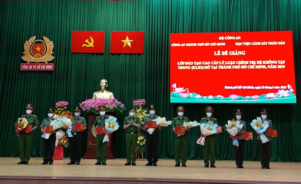 Thiếu tướng, GS. TS Nguyễn Đắc Hoan  - Phó Giám đốc Học viện CSND trao bằng và tặng hoa học viên lớp học