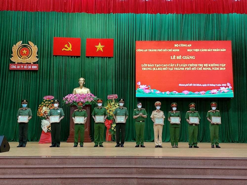 Thiếu tướng, GS, TS Nguyễn Đắc Hoan - Phó Giám đốc Học viện CSND trao giấy khen cho học viên lớp học