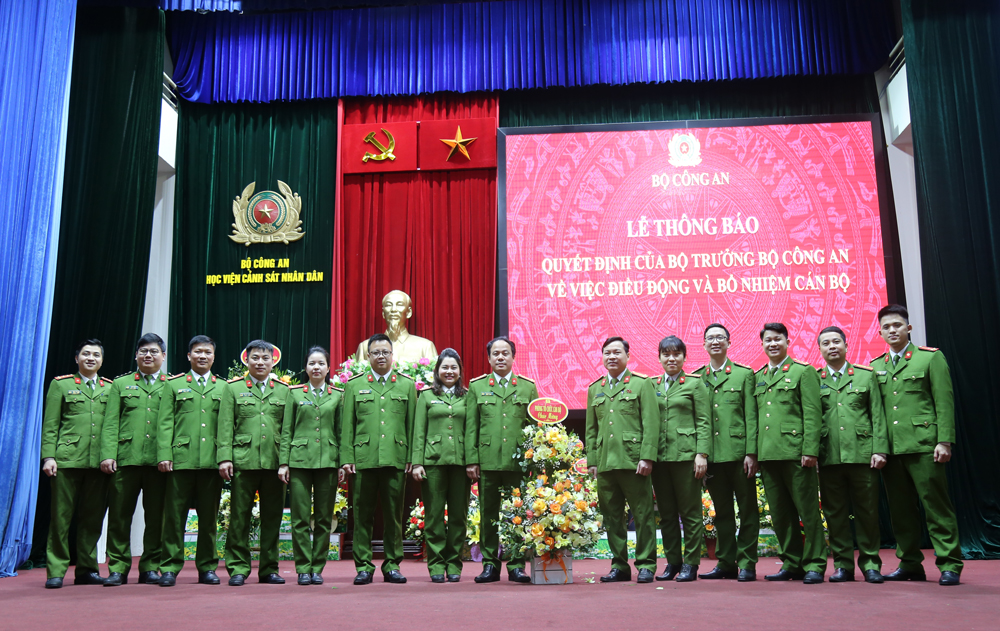 Các đơn vị thuộc Học viện chúc mừng Đại tá Hoàng Anh Tuấn nhận nhiệm vụ mới