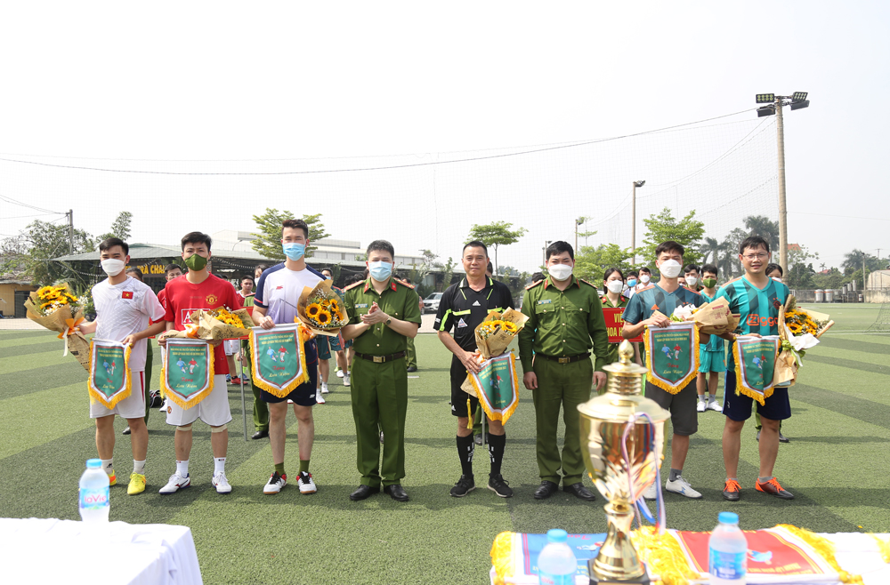 Đại tá, PGS. TS Trần Hồng Quang, Phó Giám đốc Học viện và đại diện lãnh đạo Khoa Nghiệp vụ cơ bản tặng hoa và cờ lưu niệm cho các đội tuyển