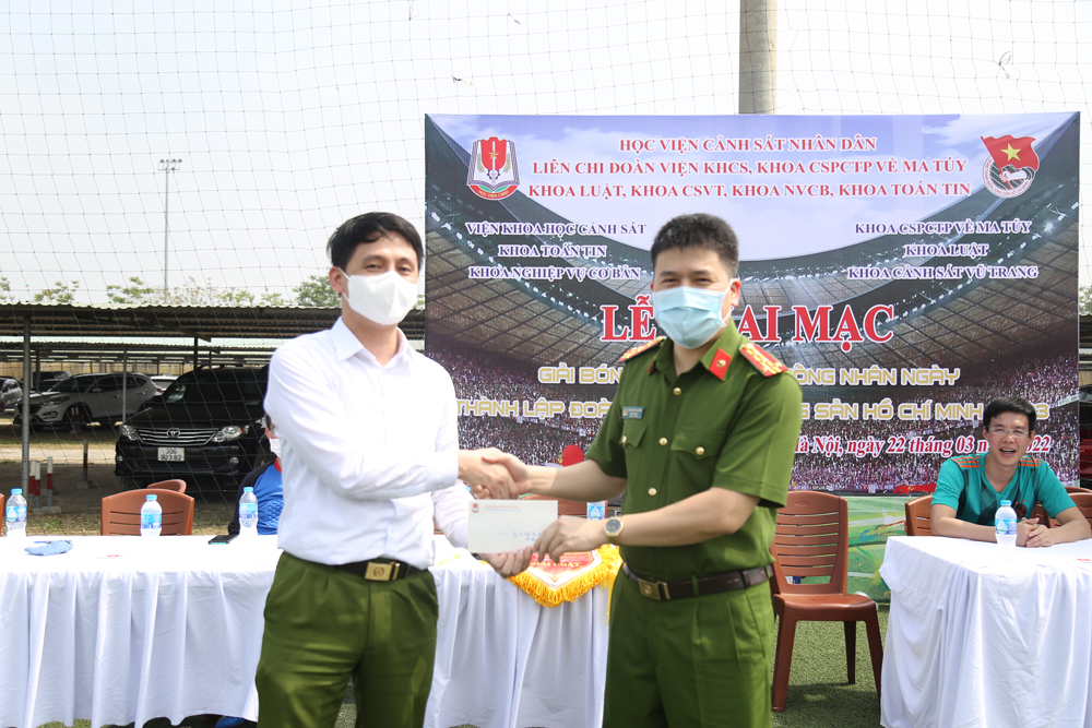 Đại tá, PGS. TS Trần Hồng Quang, Phó Giám đốc Học viện tặng quà động viên các đội tuyển
