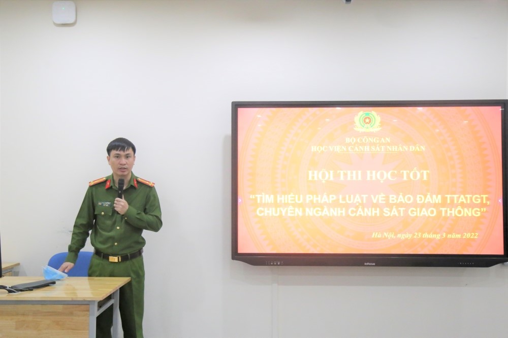 Thượng tá, PGS. TS Trương Thành Trung, Trưởng khoa Cảnh sát giao thông phát biểu tại Hội thi