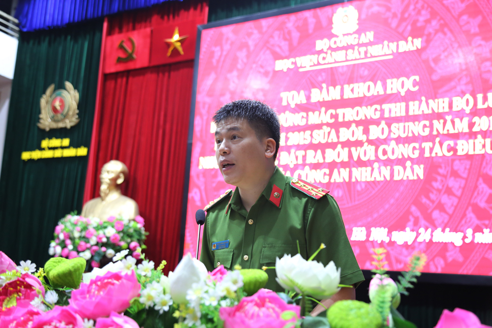 Đại tá, PGS.TS Trần Hồng Quang, Phó Giám đốc Học viện phát biểu tại buổi tọa đàm