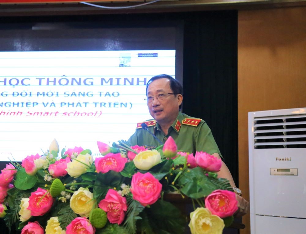 PGS. TS Nguyễn Văn Thành, Phó Chủ tịch chuyên trách Hội đồng lý luận Trung ương phát biểu tham luận tại Hội thảo