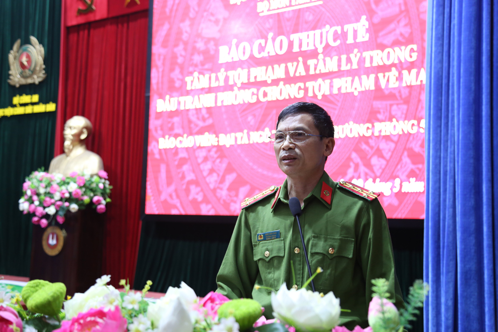 Đồng chí Đại tá Ngô Văn Hóa - Cục C04, Bộ Công an báo cáo chuyên đề cho học viên Học viện