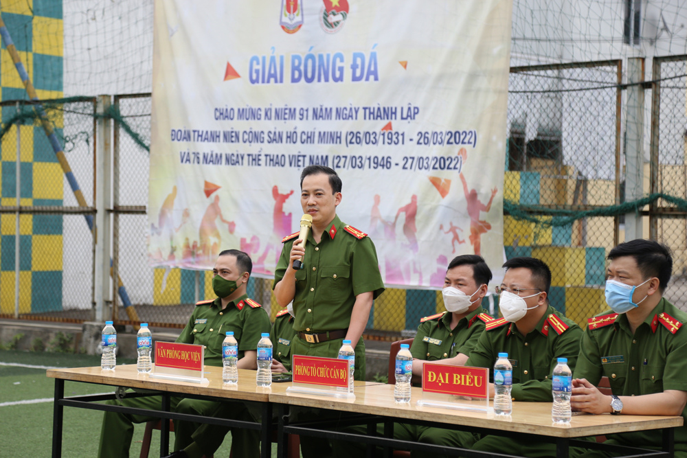 Thượng tá Cao Hoàng Long, Chánh Văn phòng Học viện chúc 02 đội bóng thi đấu với tinh thần thể thao cao thượng