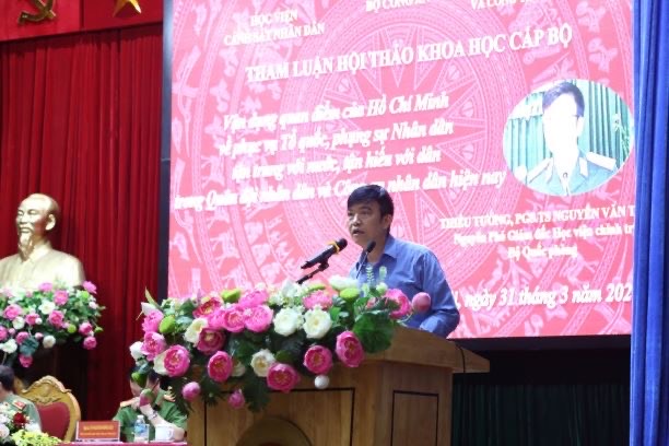 Thiếu tướng, PGS. TS Nguyễn Văn Thế, Nguyên Phó Giám đốc Học viện Chính trị, Bộ Quốc phòng phát biểu tham luận