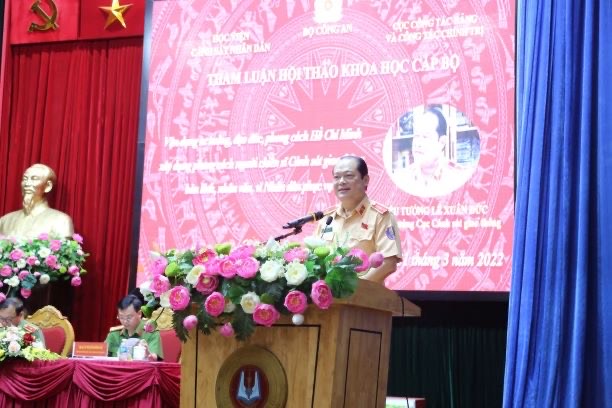 Thiếu tướng Lê Xuân Đức, Phó Cục trưởng Cục Cảnh sát giao thông tham luận tại Hội thảo