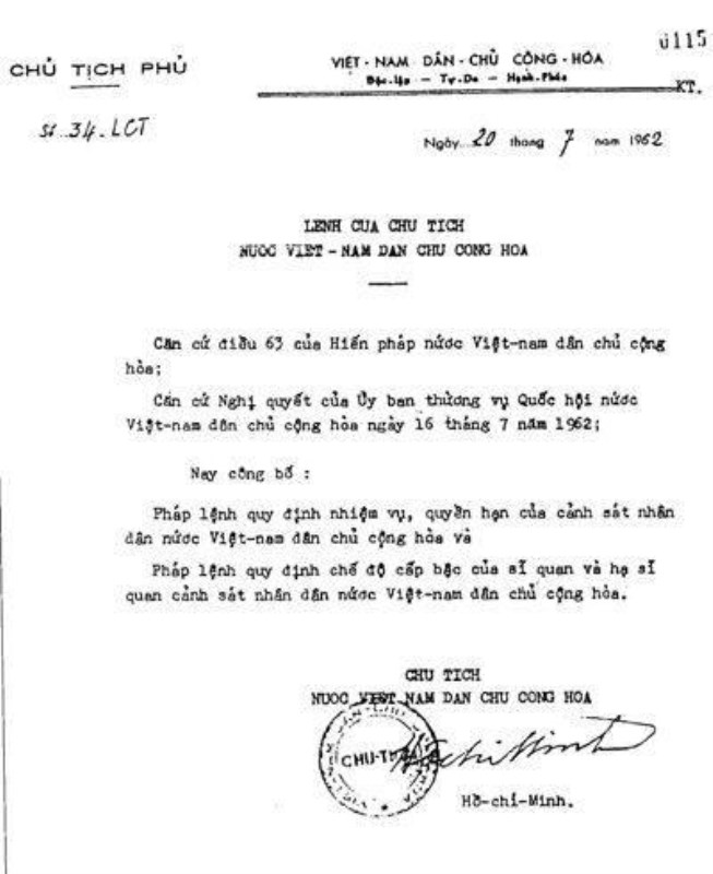 Ngày 20/7/1962, Chủ tịch Hồ Chí Minh ký Lệnh số 34/LCT công bố Pháp lệnh quy định nhiệm vụ, quyền hạn của lực lượng Cảnh sát nhân dân và Pháp lệnh quy định chế độ cấp bậc sỹ quan, hạ sỹ quan Cảnh sát nhân dân.