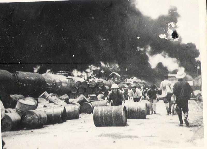 Lực lượng Cảnh sát phòng cháy, chữa cháy chữa cháy kho xăng Đức Giang, ngày 19/6/1966 (ảnh tư liệu).