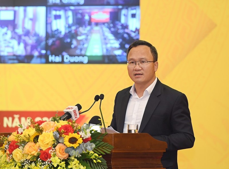 Đồng chí Khuất Việt Hùng phát biểu tham luận tại Hội thảo