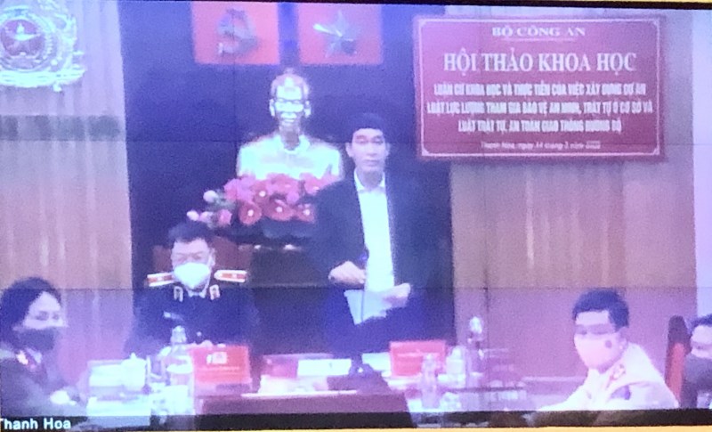 Đồng chí Nguyễn Ngọc Tiến phát biểu tham luận qua điểm cầu trực tuyến.