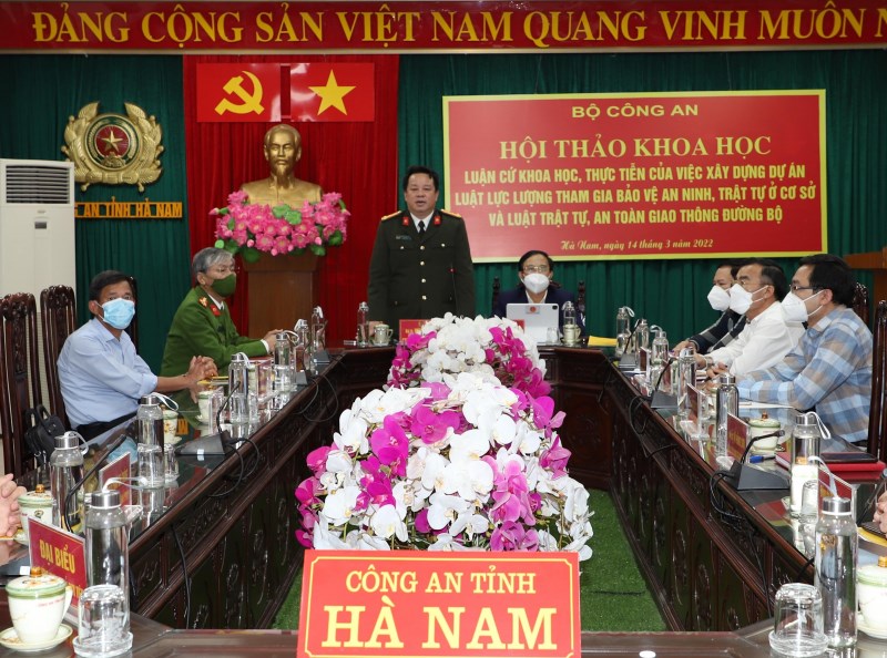Đại tá Nguyễn Quốc Hùng, Giám đốc Công an tỉnh Hà Nam phát biểu tham luận