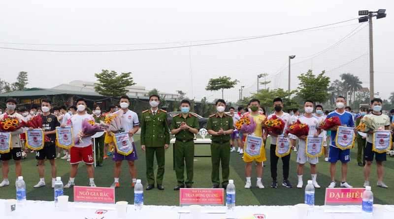 Đại tá, PGS.TS Trần Hồng Quang, Phó Giám đốc Học viện và các đại biểu tặng hoa và cờ lưu niệm cho các đội tuyển tham gia Giải đấu