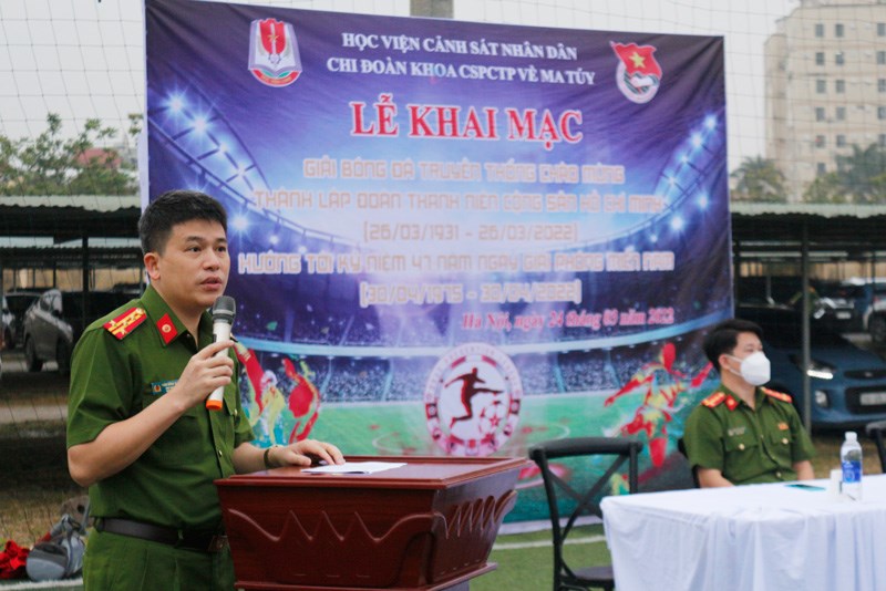 Đại tá, PGS.TS Trần Hồng Quang, Phó Giám đốc Học viện tuyên bố khai mạc Giải bóng đá truyền thống của Khoa Cảnh sát phòng, chống tội phạm về ma túy