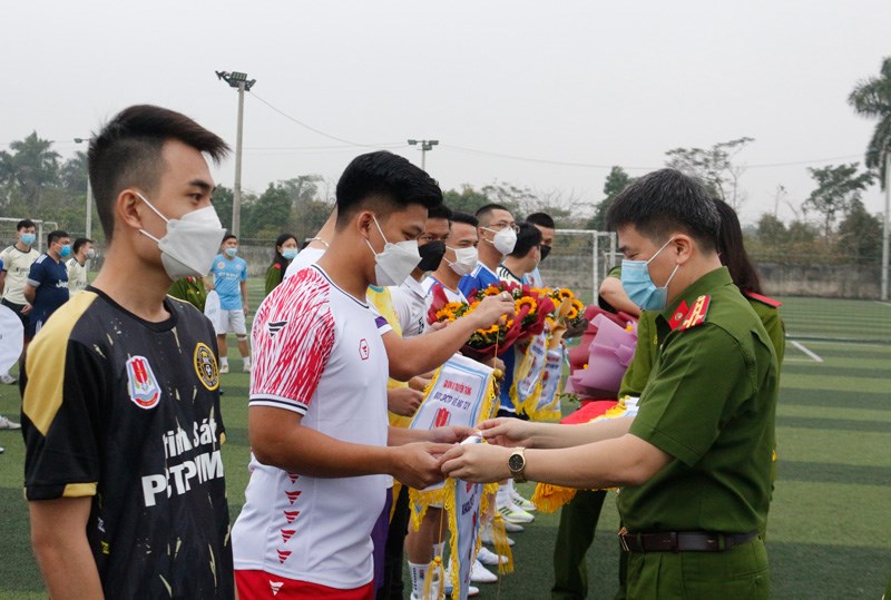 Đại tá, PGS.TS Trần Hồng Quang, Phó Giám đốc Học viện động viên các đội tuyển tham gia Giải đấu