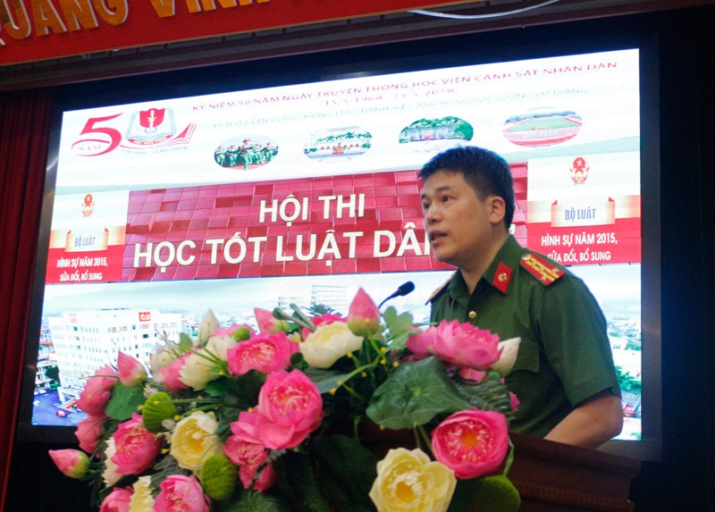 Đại tá, PGS. TS Trần Hồng Quang, Phó Giám đốc Học viện tuyên bố khai mạc Hội thi học tốt Luật Dân sự năm học 2021 - 2022