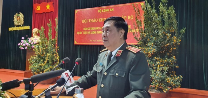 Trung tướng Nguyễn Ngọc Anh, nguyên Cục trưởng Cục Pháp chế và Cải cách hành chính tư pháp, Bộ Công an trình bày tham luận