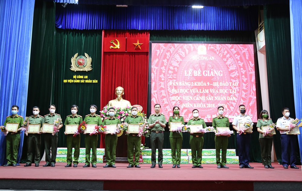 Thượng tá, TS Hoàng Đại Nghĩa, Phó Cục trưởng Cục Đào tạo trao Giấy khen cho các học viên có thành tích xuất sắc
