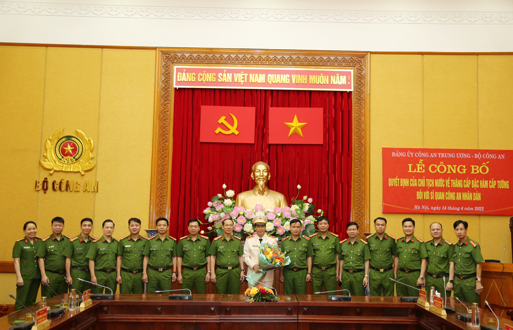 Các đồng chí trong Đảng ủy, Ban Giám đốc Học viện chúc mừng Trung tướng Trần Minh Hưởng