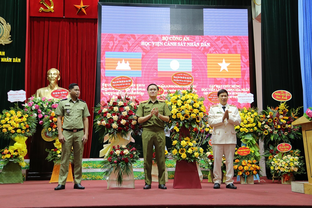 Trung tướng, GS. TS Trần Minh Hưởng, Giám đốc Học viện chúc mừng học viên Lào, Campuchia nhân dịp tết cổ truyền của hai nước