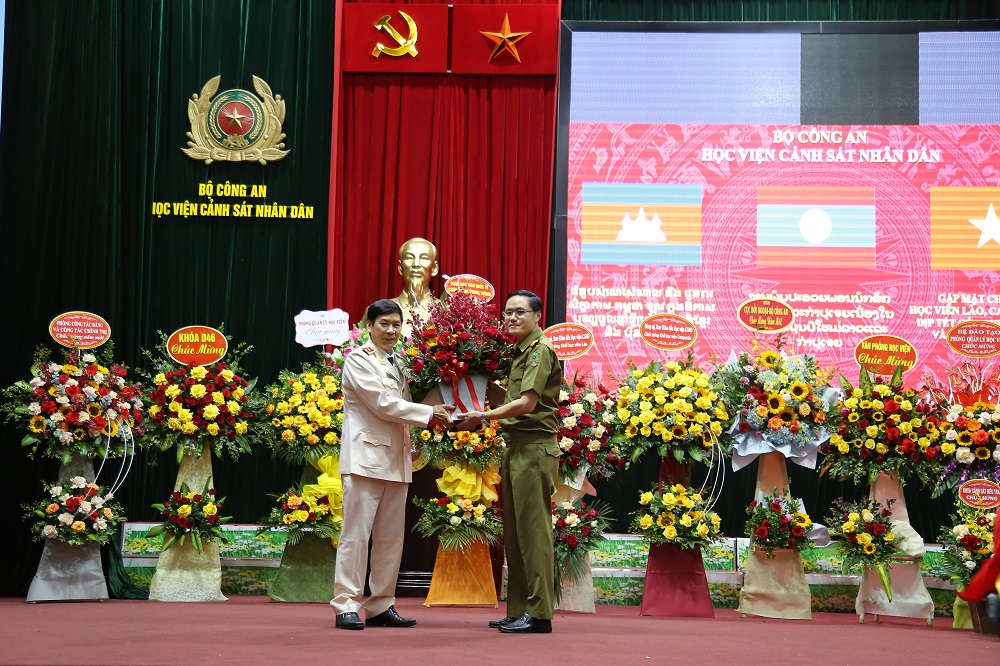 Tập thể học viên Lào và Campuchia chúc mừng đồng chí Trần Minh Hưởng, Giám đốc Học viện được thăng cấp bậc hàm Trung tướng