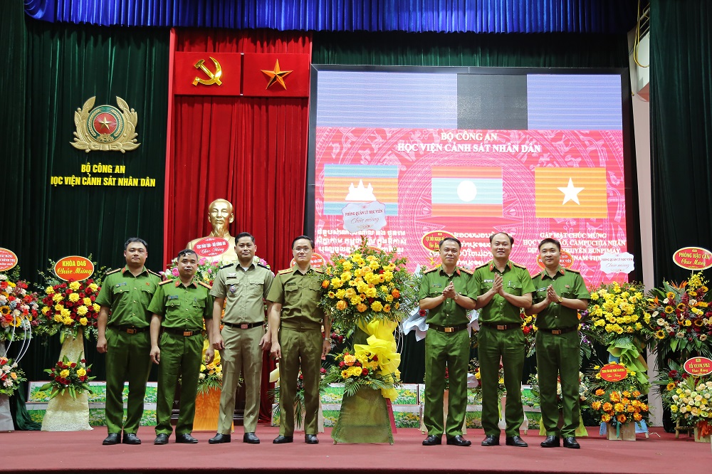 Tập thể lãnh đạo Phòng Quản lý học viên chúc mừng học viên Lào và Campuchia