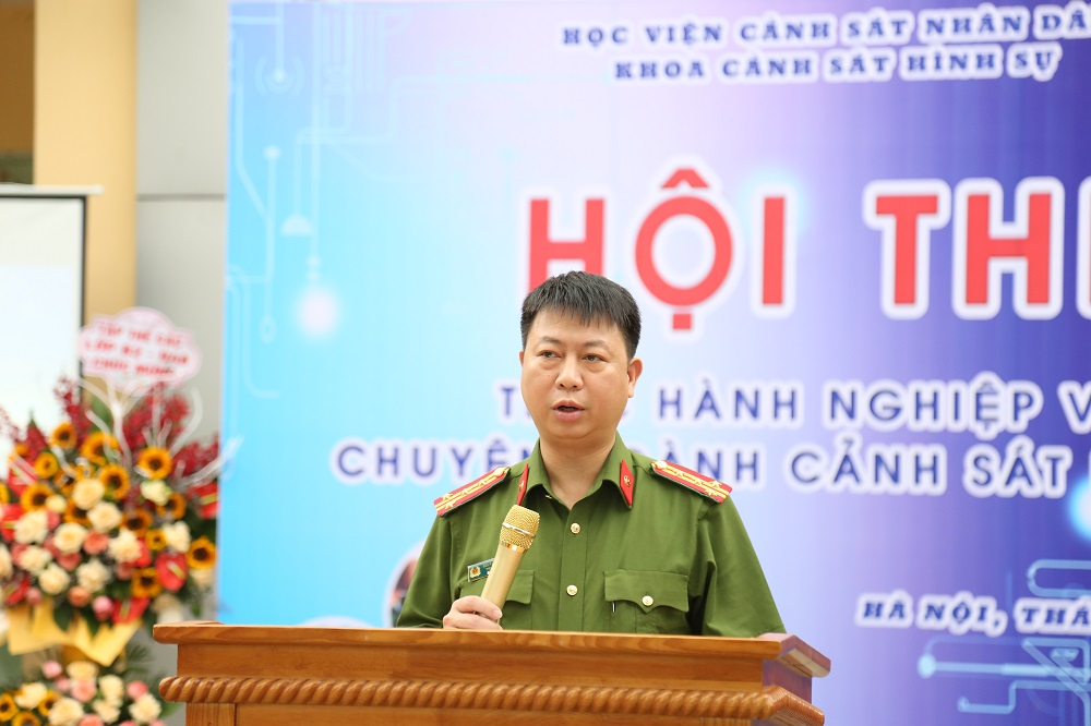 Đại tá, PGS.TS Nguyễn Huy Bình, Trưởng khoa Cảnh sát hình sự phát biểu khai mạc Hội thi