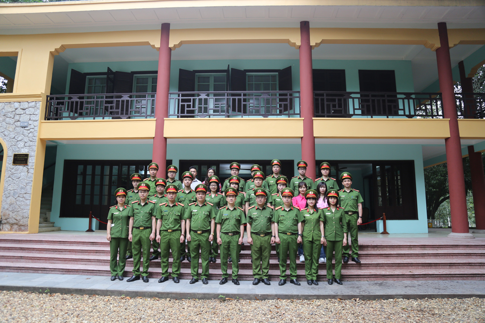 Đoàn cán bộ, chiến sĩ Văn phòng Học viện thăm quan Khu di tích K9