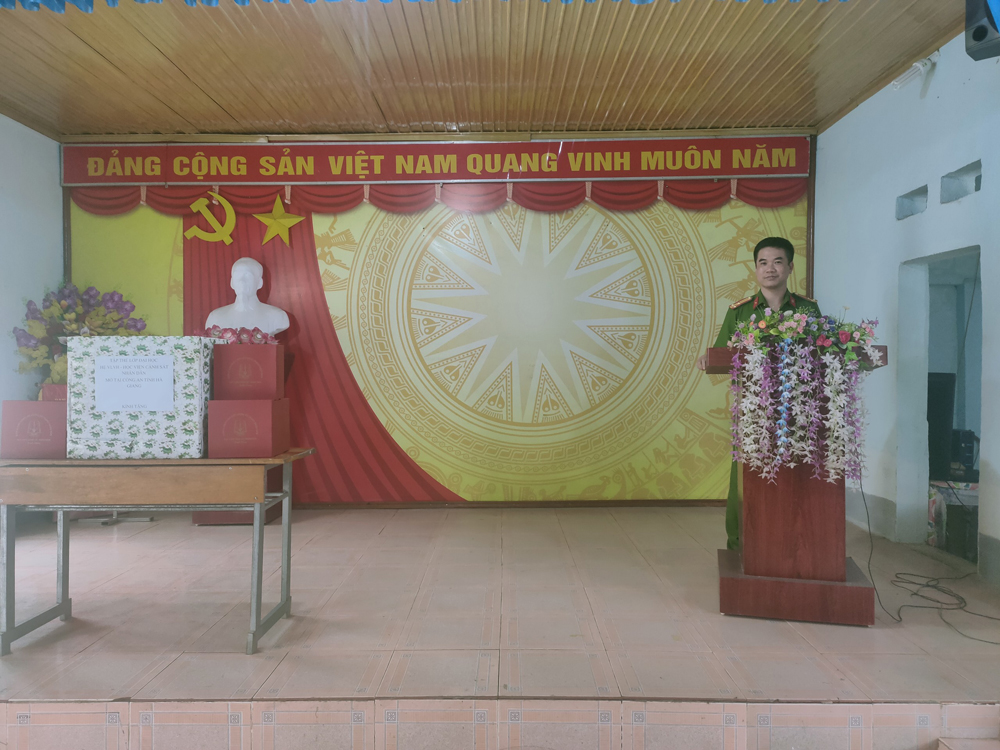 Thượng tá, TS Vũ Duy Hinh thay mặt Đoàn công tác phát biểu động viên lực lượng Công an xã Tả Ván và cá nhân đồng chí Nguyễn Duy Chinh