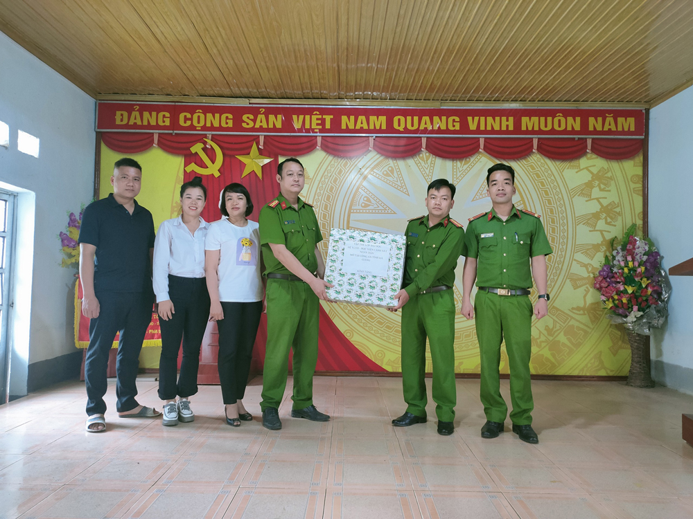 Tập thể học viên lớp VLVH mở tại Công an tỉnh Hà Giang tặng quà cho Ban Công an xã Tả Vàn