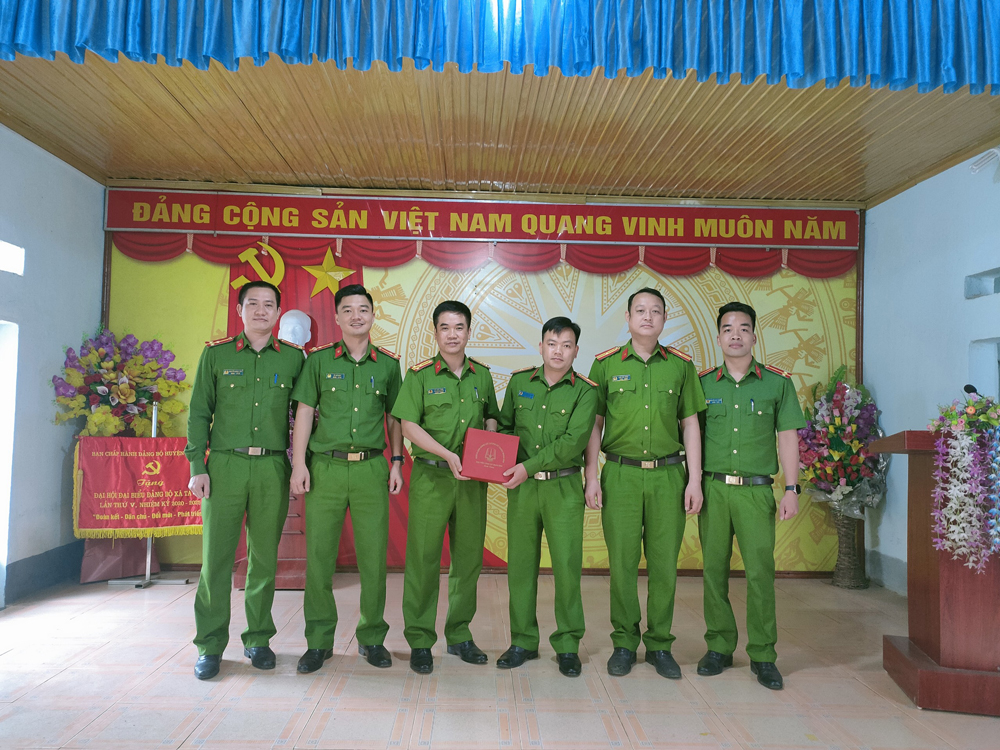 Đoàn công tác Khoa QSVT, TDTT tặng quà cho Ban Công an xã Tả Vàn