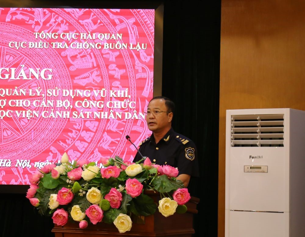Đồng chí Nguyễn Văn Hoàn, Phó Cục trưởng Cục Điều tra chống buôn lậu, Tổng cục Hải quan phát biểu tại Lễ khai giảng