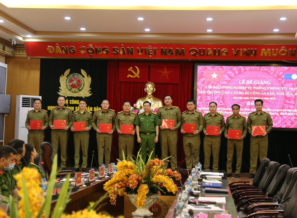 Đại tá, TS Nguyễn Đăng Sáu, Phó Giám đốc Học viện CSND trao Giấy chứng nhận hoàn thành chương trình khóa học cho các học viên