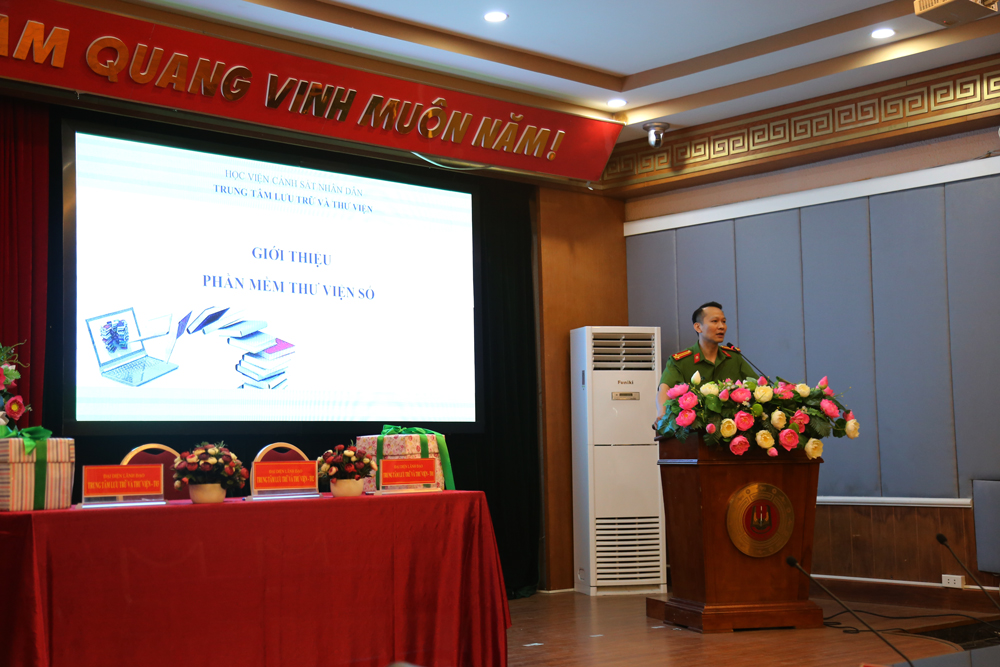 Trung tá, TS Lê Hồng Hải, Giám đốc Trung tâm Lưu trữ và Thư viện giới thiệu phần mềm quản lý thư viện D-Space