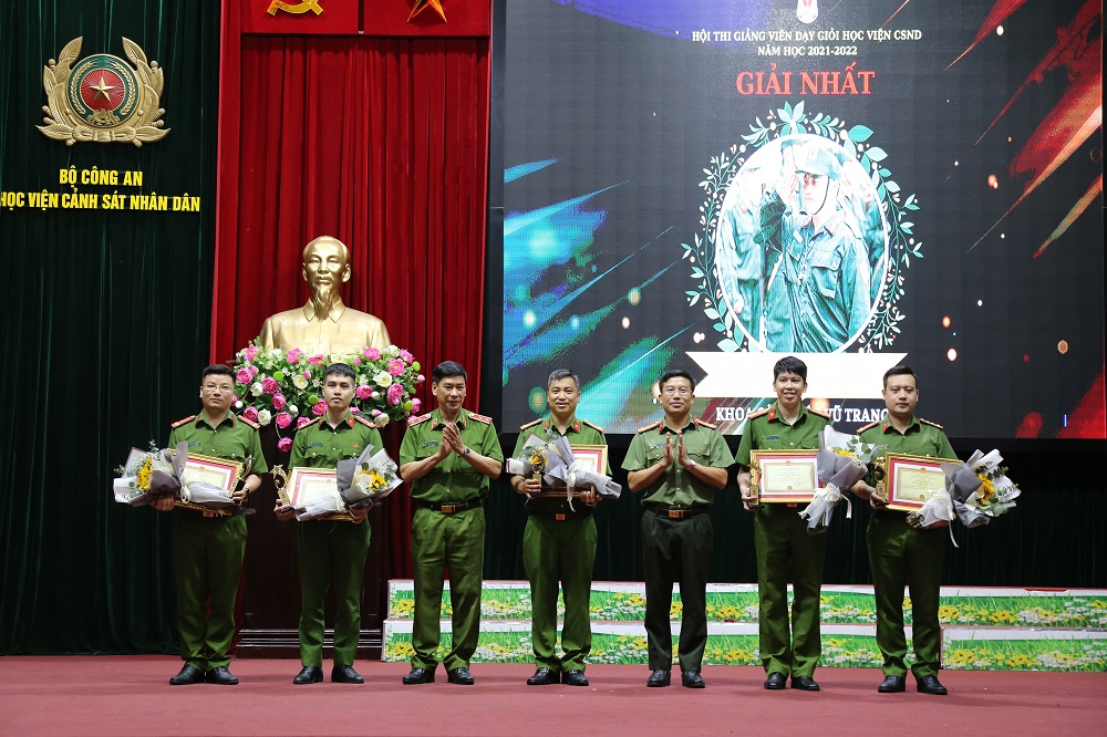 Trung tướng, GS. TS Trần Minh Hưởng, và Đại tá Nguyễn Anh Tuấn trao giải Nhất cho 05 giảng viên