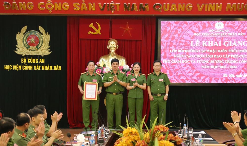 Trung tướng, GS. TS Trần Minh Hưởng, Giám đốc Học viện trao Quyết định thành lập lớp học cho Ban cán sự lớp