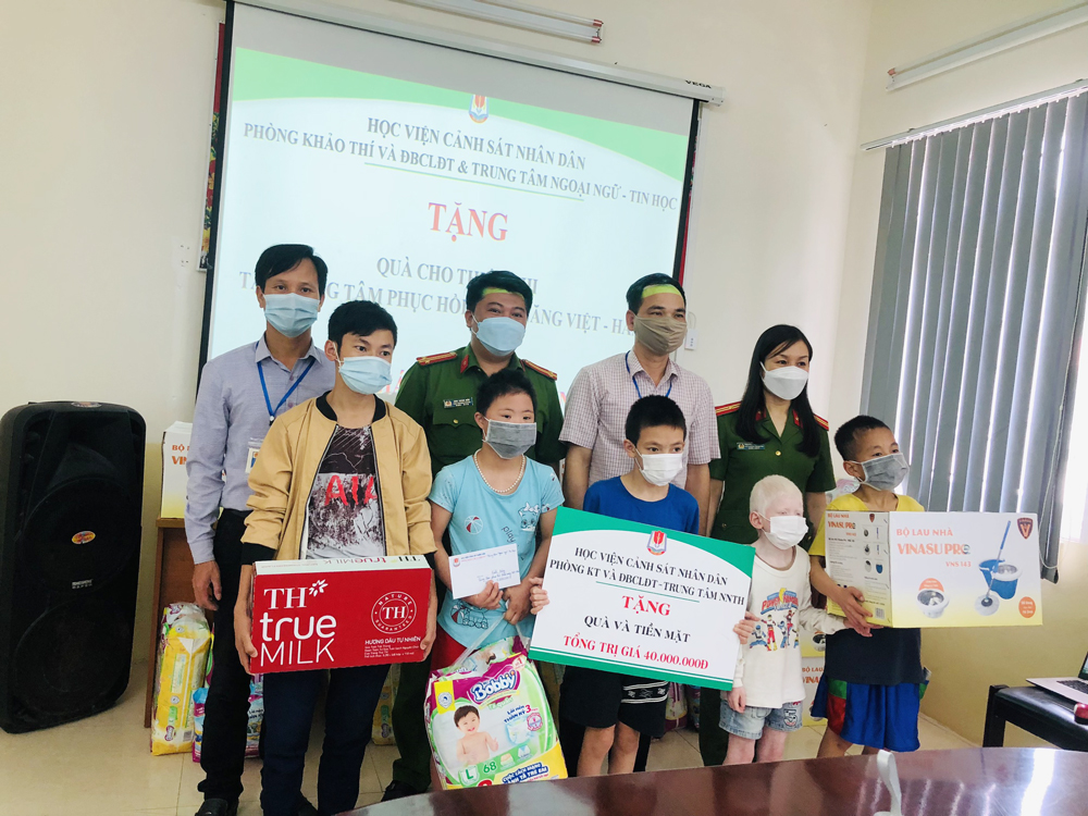 Phòng Khảo thí và ĐBCLĐT, Trung tâm Ngoại ngữ - Tin học trao quà cho trẻ em tại Trung tâm Phục hồi chức năng Việt - Hàn