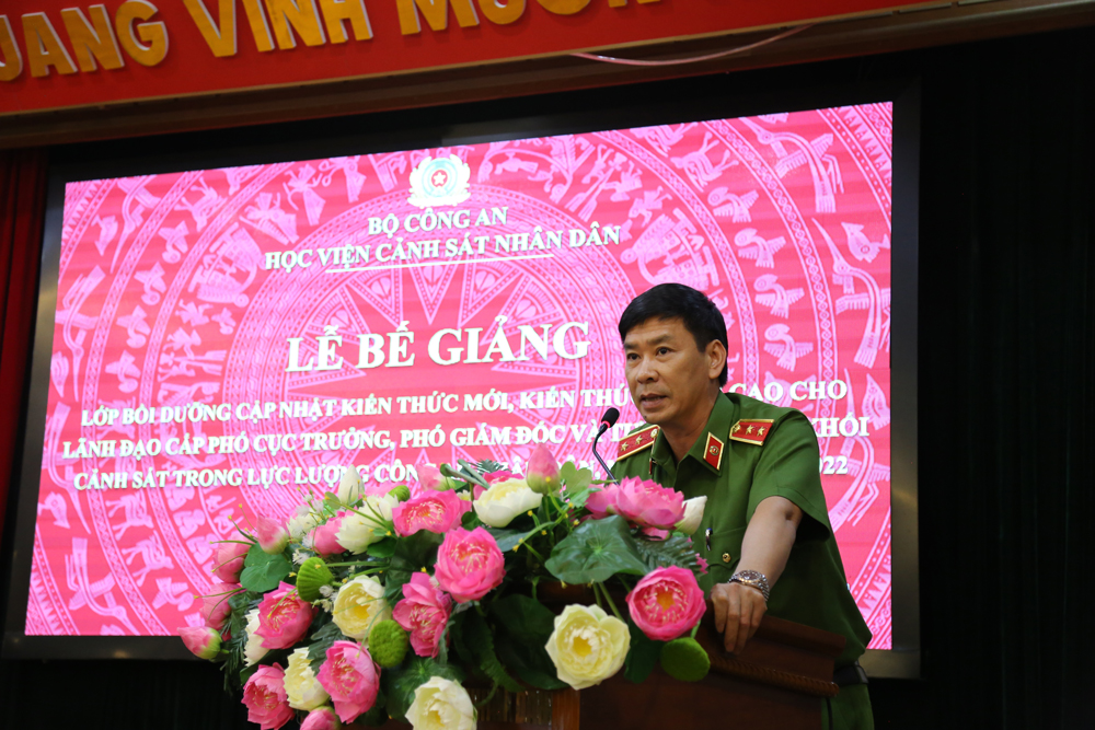 Trung tướng, GS. TS Trần Minh Hưởng, Giám đốc Học viện phát biểu tại Lễ bế giảng lớp học