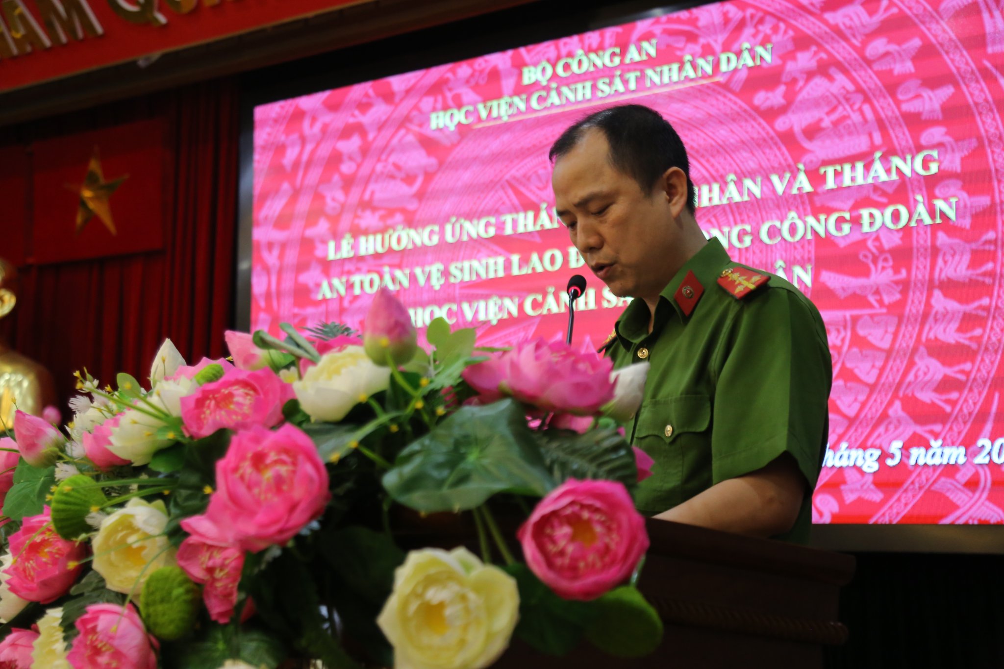 Đại uý Vũ Anh Khuê - Chủ tịch Công đoàn Học viện CSND bác cáo tóm tắt kết quả công tác công đoàn