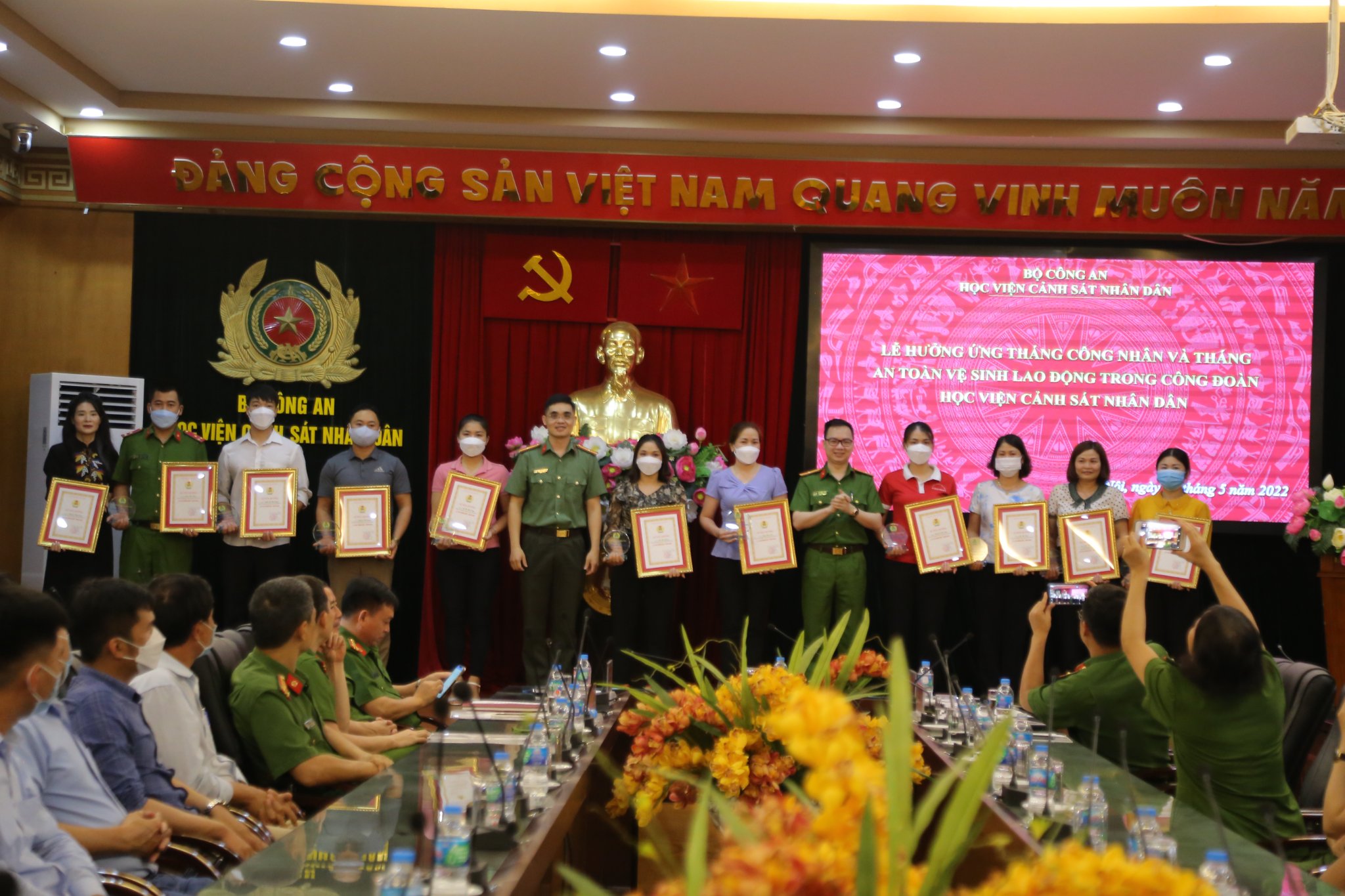 Thiếu tá Phạm Mạnh Tường - Phó Chủ tịch Công đoàn CAND và Thiếu tá Bùi Mạnh Linh - Phó Trưởng CTĐ&CTCT trao chứng nhận cho các cá nhân xuất sắc