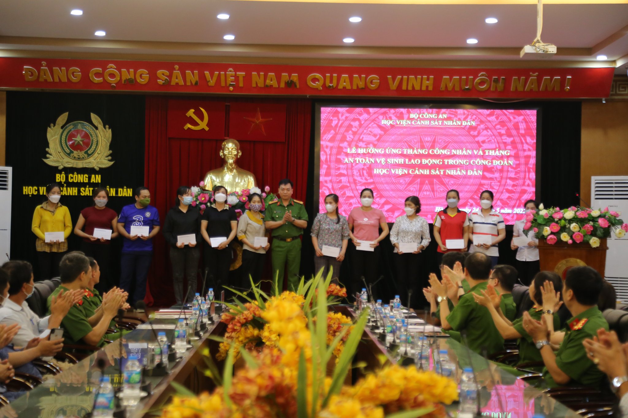 Đại tá, TS Nguyễn Đăng Sáu - Uỷ viên Ban Thường vụ, Phó Giám đốc Học viện CSND trao quà cho đoàn viên công đoàn có hoàn cảnh khó khăn