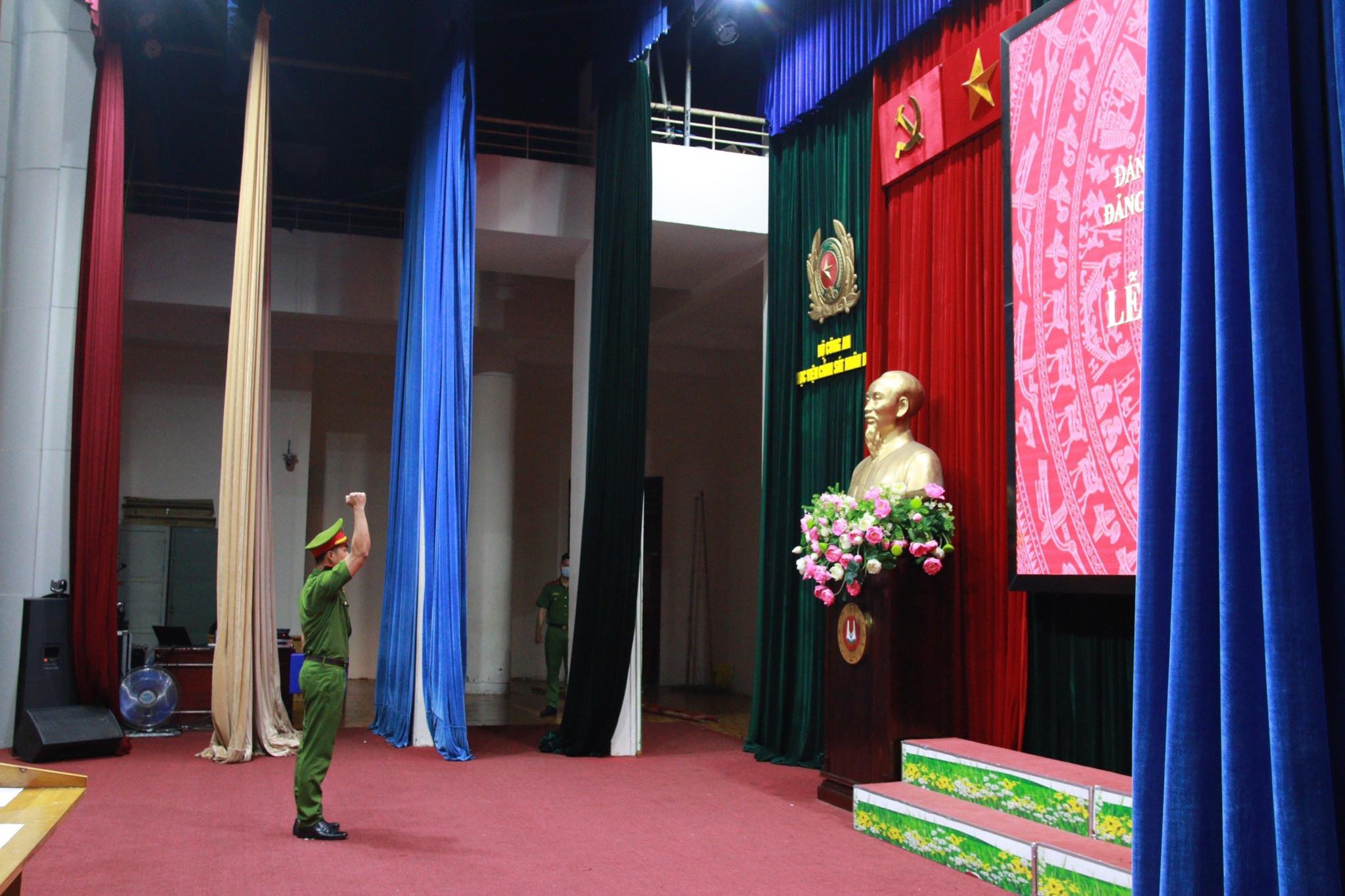 Đảng viên mới tuyên thệ trước Đảng kỳ, Quốc kỳ và chân dung Chủ tịch Hồ Chí Minh